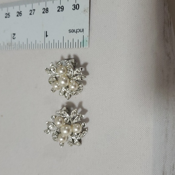 Richel Lee Elegant Silver and Pearl Floral Earrings Clip Ons, NWOT - Picture 3 of 3